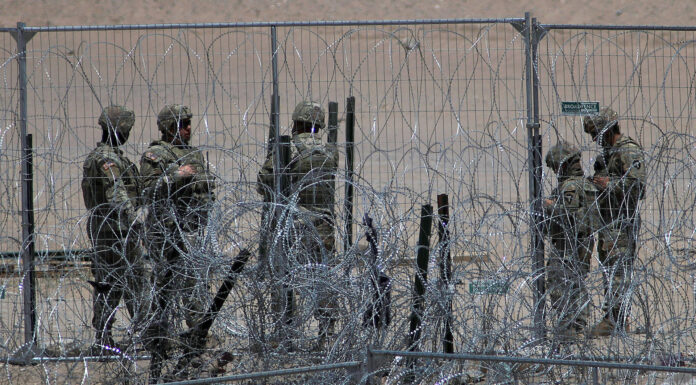 Arizona vota dura ley para migrantes en medio de ataques de Trump que los tilda de basura