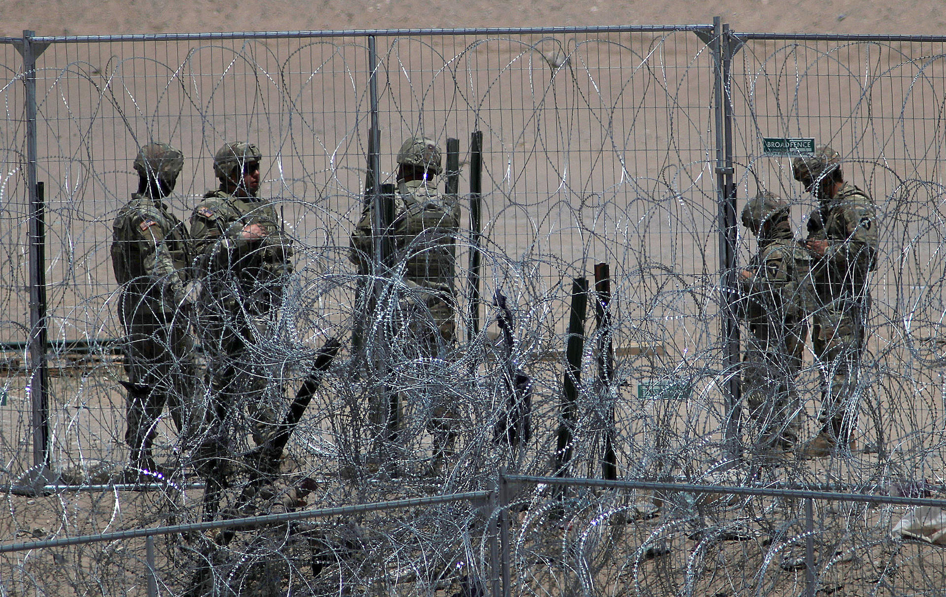 Personal de la Guardia Nacional estadounidense permanecen junto a una cerca de navajas y púas en el muro fronterizo entre México y EEUU, el 19 de mayo de 2024, en Ciudad Juárez, en el estado de Chihuahua (México). EFE/Luis Torres
