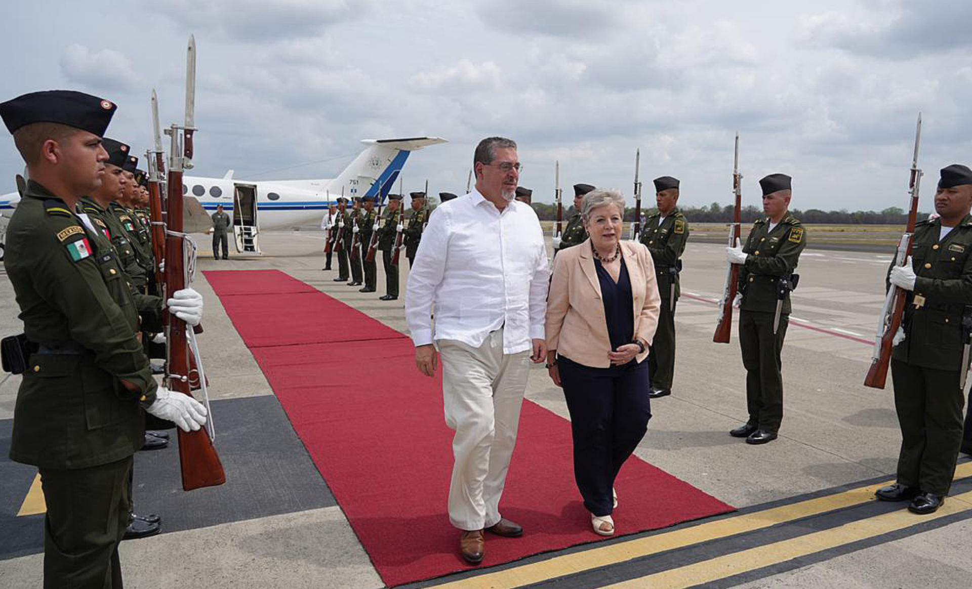 Fotografía cedida este viernes por la Secretaria de Relaciones Exteriores (SRE), donde se observa al presidente de Guatemala Bernardo Arévalo (i), mientras es recibido por la canciller mexicana Alicia Barcena (d), a su llegada a la ciudad de Tapachula en Chiapas (México). EFE/Secretaria de Relaciones Exteriores/SOLO USO EDITORIAL/SOLO DISPONIBLE PARA ILUSTRAR LA NOTICIA QUE ACOMPAÑA(CRÉDITO OBLIGATORIO)
