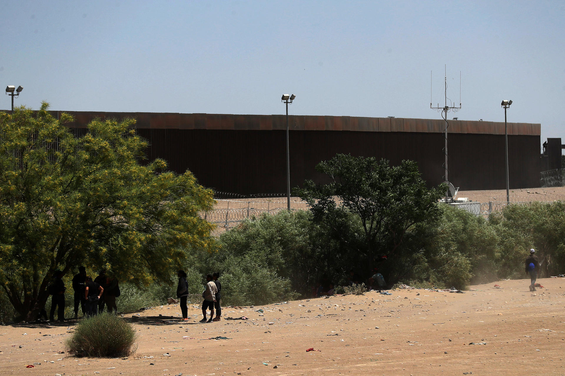 Migrantes permanecen en inmediaciones al muro fronterizo entre México y EEUU, el 19 de mayo de 2024, en Ciudad Juárez, en el estado de Chihuahua (México). EFE/Luis Torres
