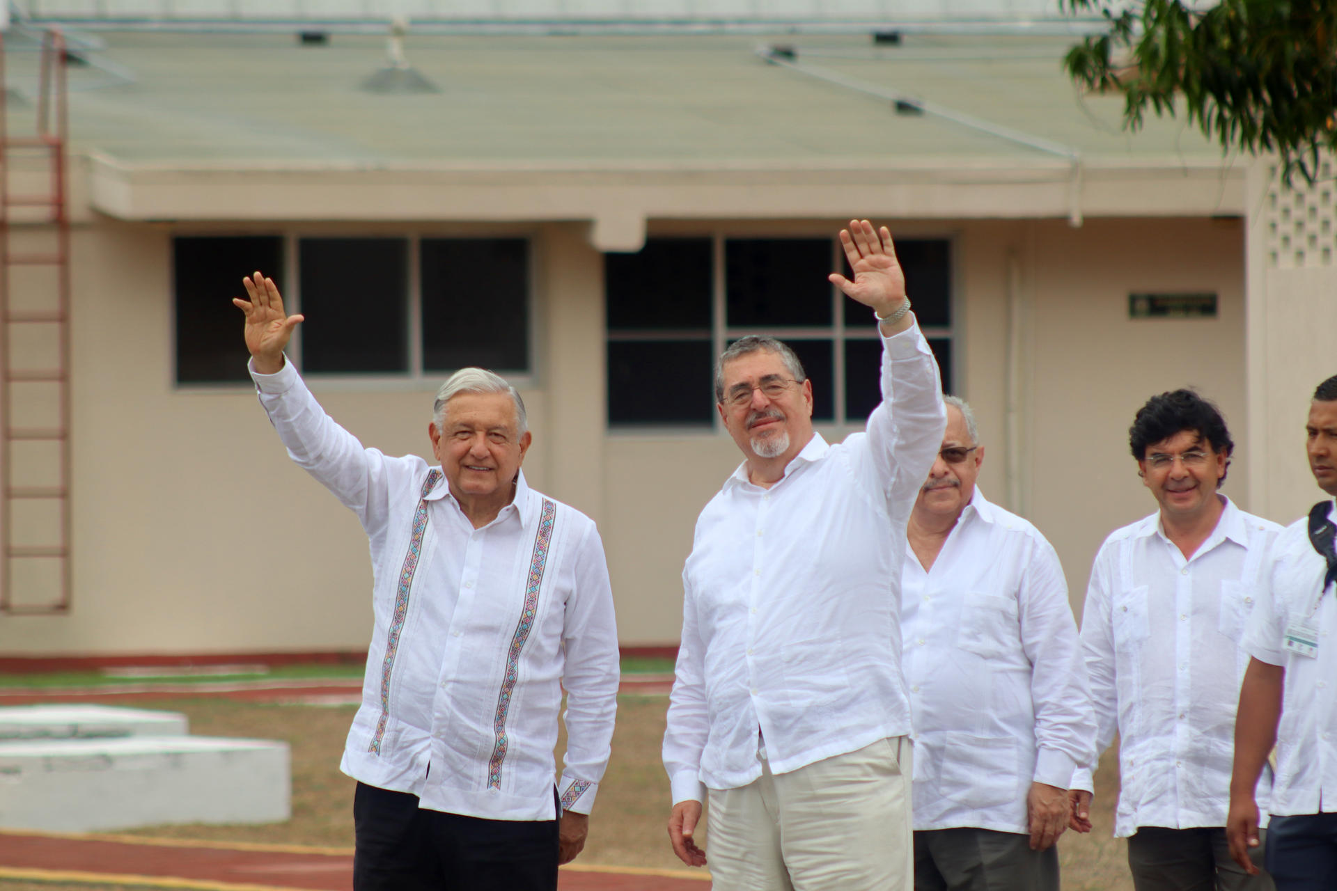 El presidente de México, Andrés Manuel López Obrador (i), y su homólogo de Guatemala, Bernardo Arévalo (d), saludan a su llegada este viernes a una reunión de trabajo en el municipio de Tapachula, Chiapas (México). EFE/ Juan Manuel Blanco
