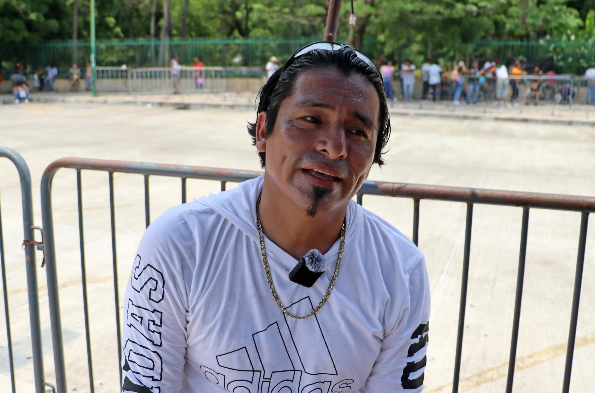 El migrante hondureño Evaristo González Alvarado habla durante una entrevista con EFE este viernes, en el municipio de Tapachula en Chiapas (México). EFE/Juan Manuel Blanco
