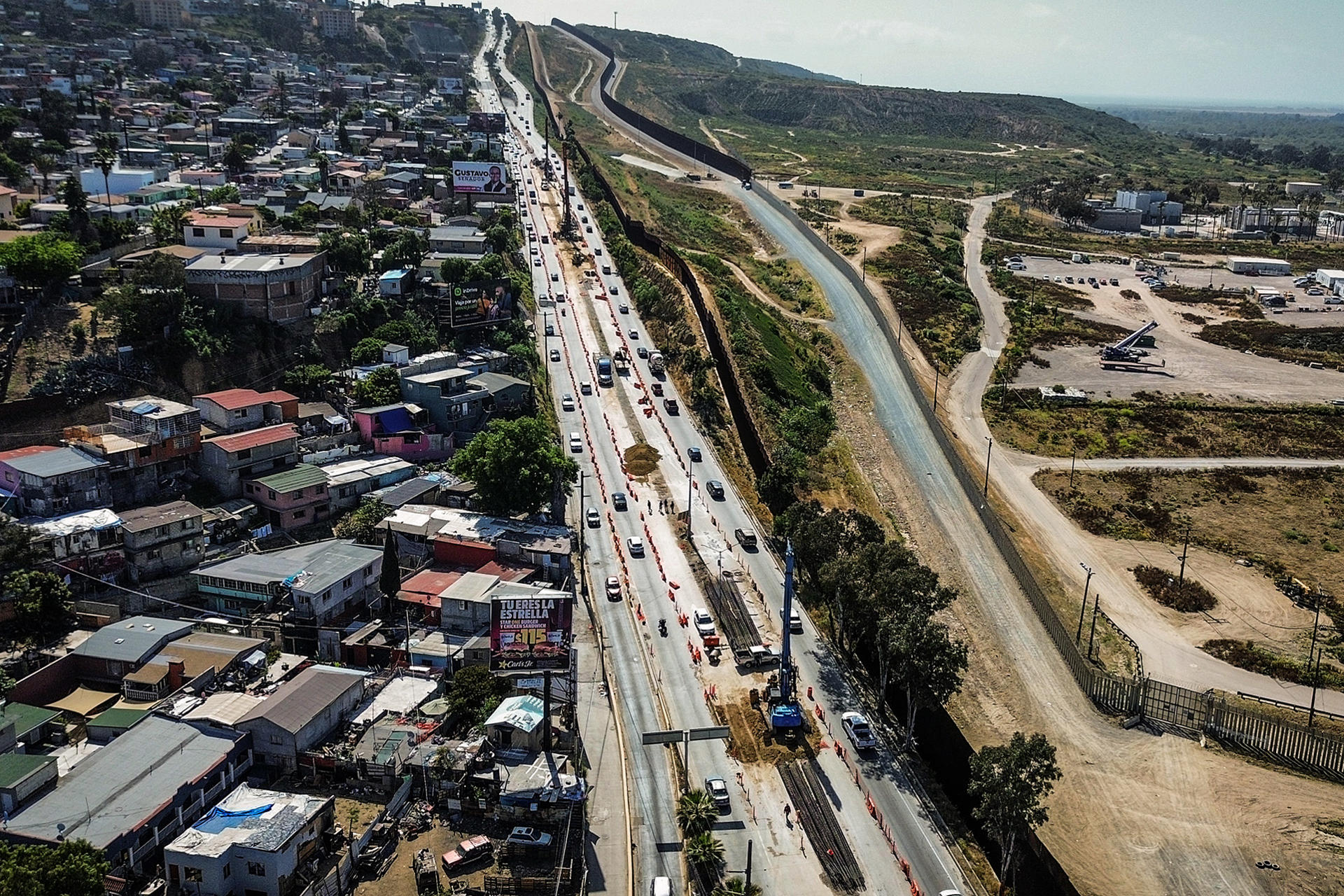 Fotografía aérea que muestra el muro fronterizo de México hacia Estados Unidos, este martes en Tijuana (México). EFE/ Joebeth Terriquez
