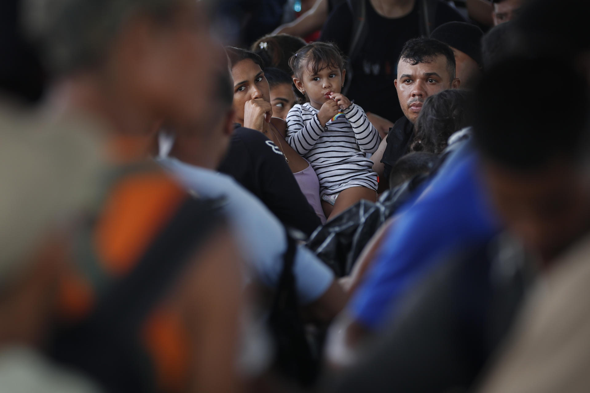 Una familia de migrantes venezolanos espera para ser registrados en una estación migratoria, luego de cruzar la selva del Darién con rumbo a los Estados Unidos, el 09 de abril de 2024, en Lajas Blancas (Panamá). EFE/ Bienvenido Velasco
