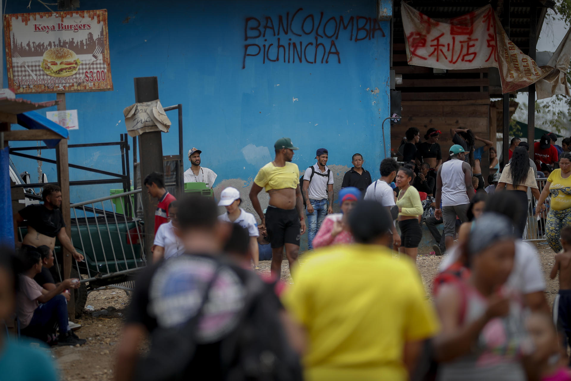 Migrantes descansan cerca a una estación de recepción migratoria luego de cruzar la selva del Darién con rumbo a los Estados Unidos, el 09 de abril de 2024, en Lajas Blancas (Panamá). EFE/ Bienvenido Velasco
