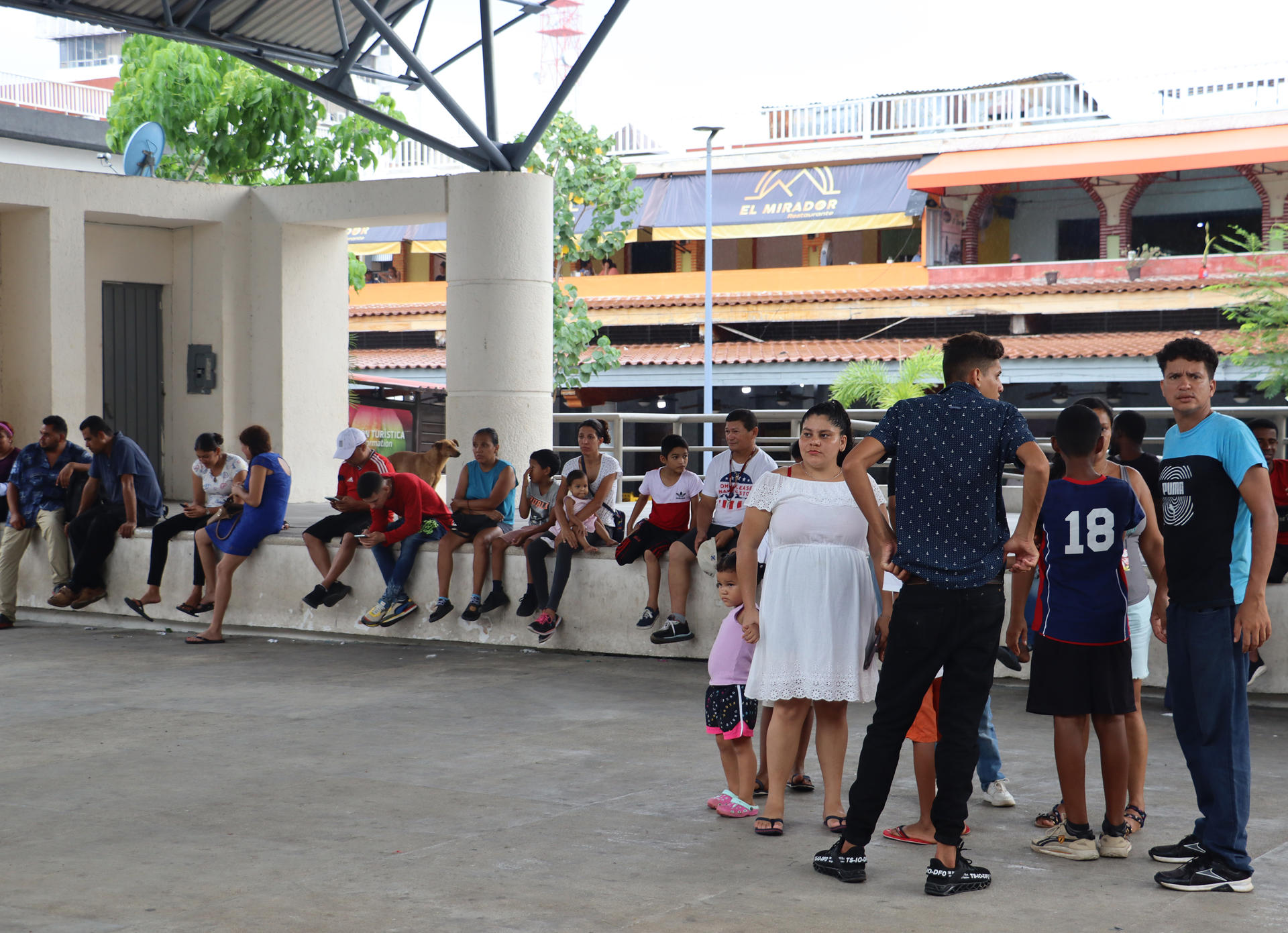 Migrantes permanecen varados este jueves, en espera de resolver su situación migratoria en el municipio de Tapachula en el estado de Chiapas (México). EFE/Juan Manuel Blanco
