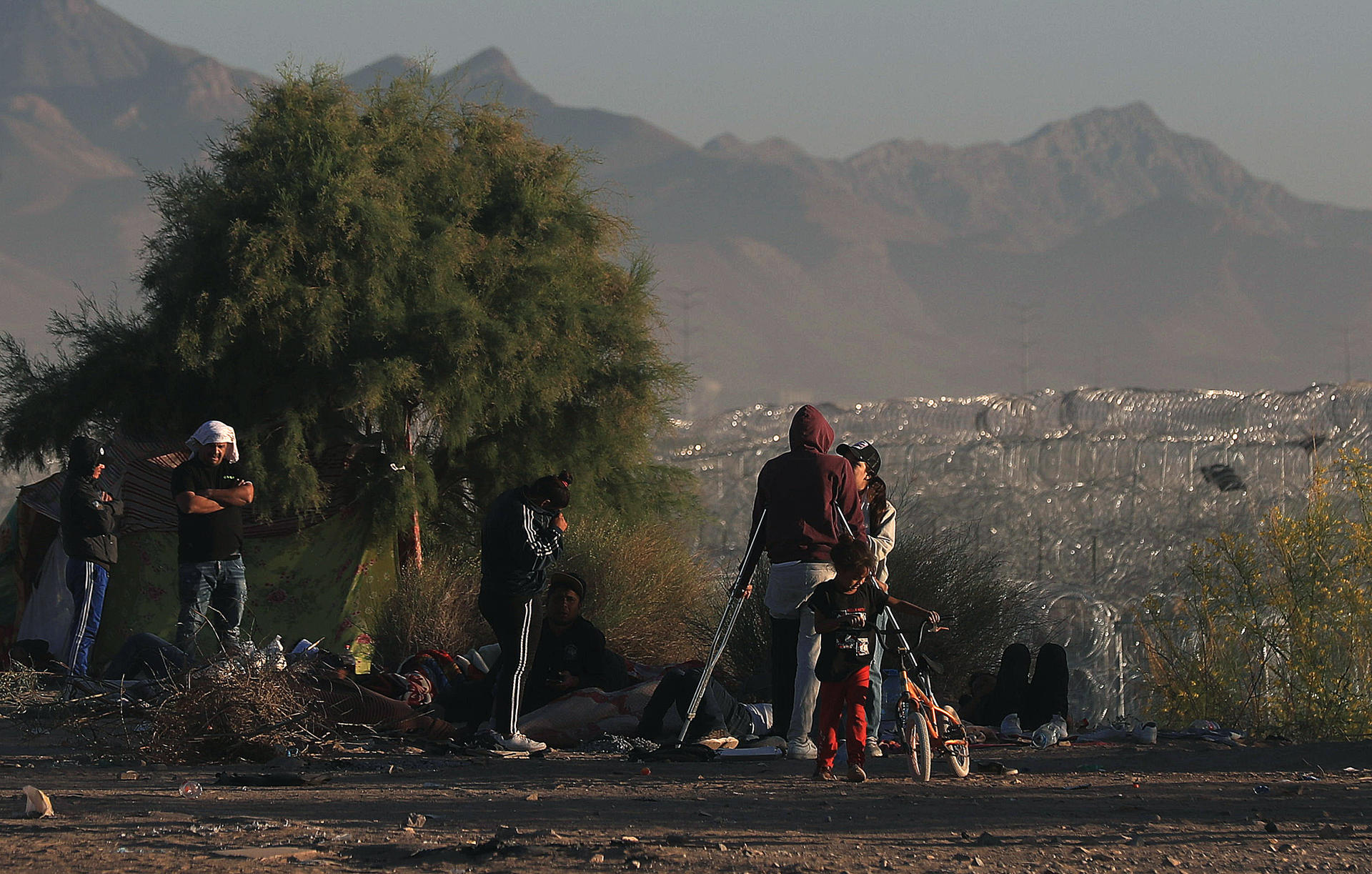 Migrantes permanecen en las inmediaciones del cerco fronterizo con Estados Unidos este jueves, en ciudad Juárez, Chihuahua (México). EFE/Luis Torres
