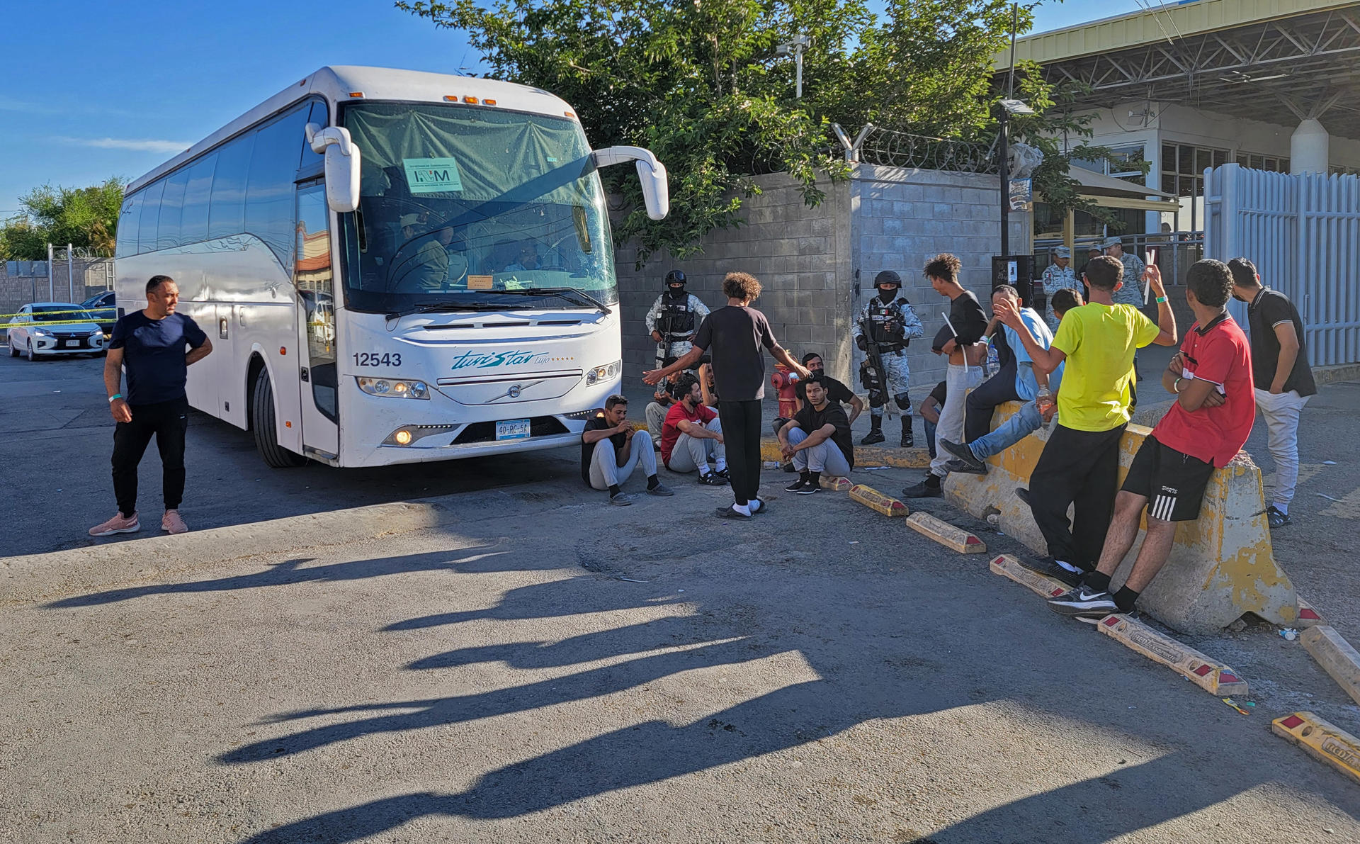 Un grupo de migrantes deportados permanecen al exterior del Instituto Nacional de Migración este miércoles en Ciudad Juárez, Chihuahua (México). EFE/Luis Torres
