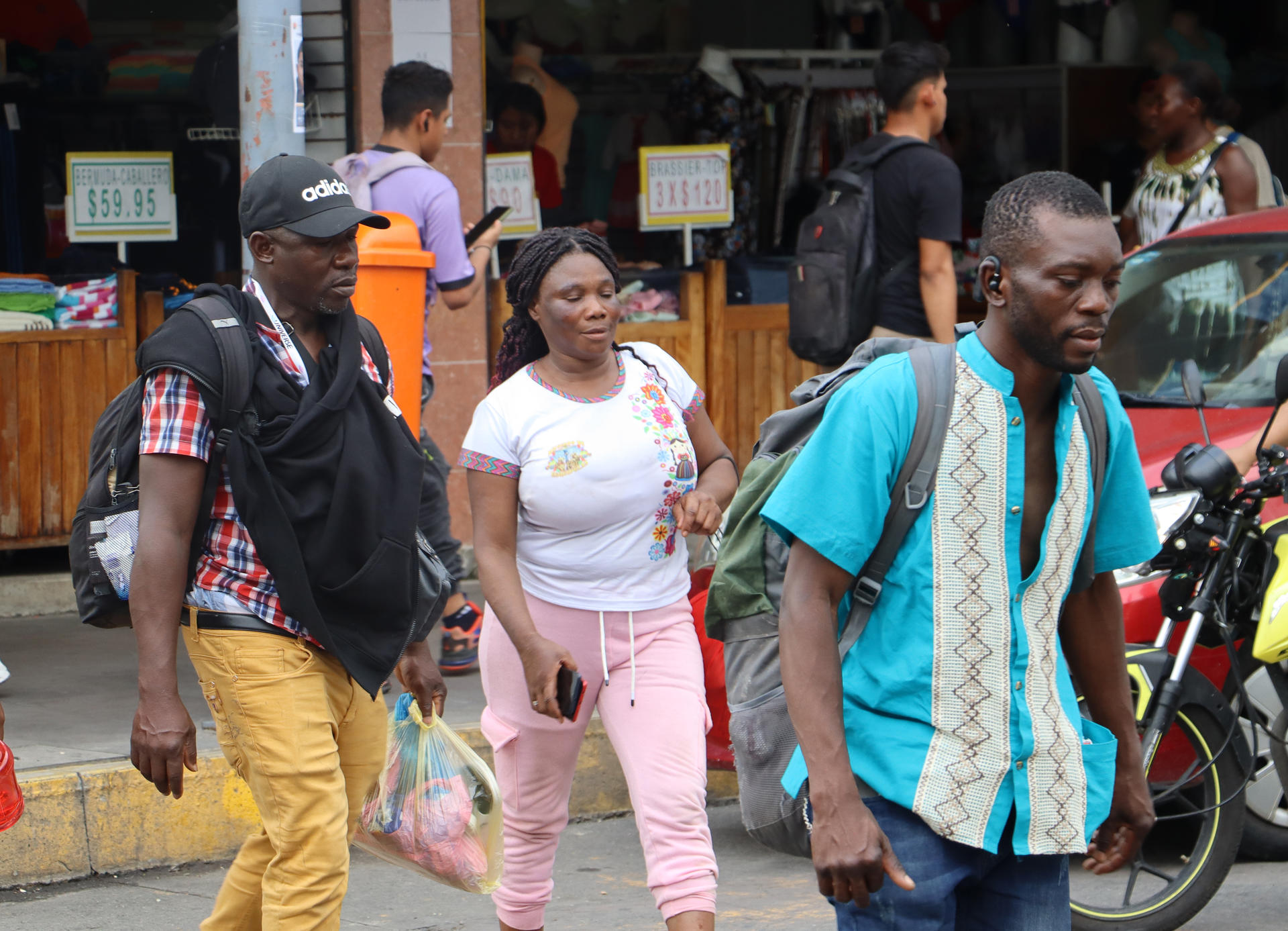 Migrantes permanecen varados este jueves, en espera de resolver su situación migratoria en el municipio de Tapachula en el estado de Chiapas (México). EFE/Juan Manuel Blanco
