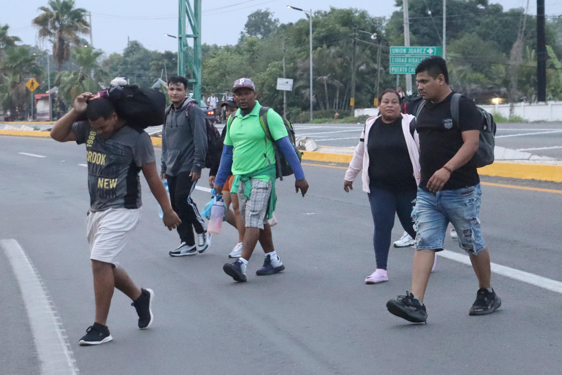 Migrantes caminan en caravana este viernes en el municipio de Tapachula en Chiapas (México). EFE/Juan Manuel Blanco
