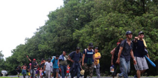 México frena la caravana migrante en la frontera sur en víspera de la elección