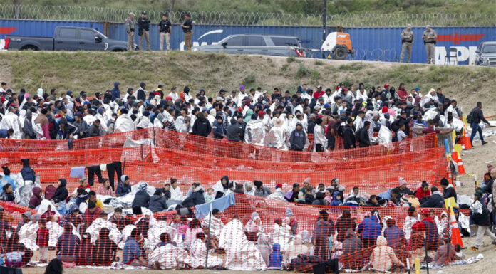 Las solicitudes de asilo caen más del 40 % en México pero los migrantes siguen varados