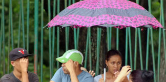 Migrantes desafían la alerta por lluvias y ciclones para cruzar la frontera sur de México