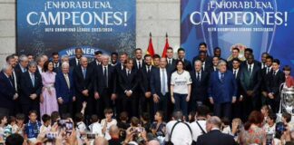 ‘Nacho, quédate’ y ‘Vinícius Balón de Oro’, cánticos en una abarrotada Puerta del Sol