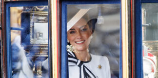 La princesa Catalina reaparece en público a bordo de una carroza con sus hijos