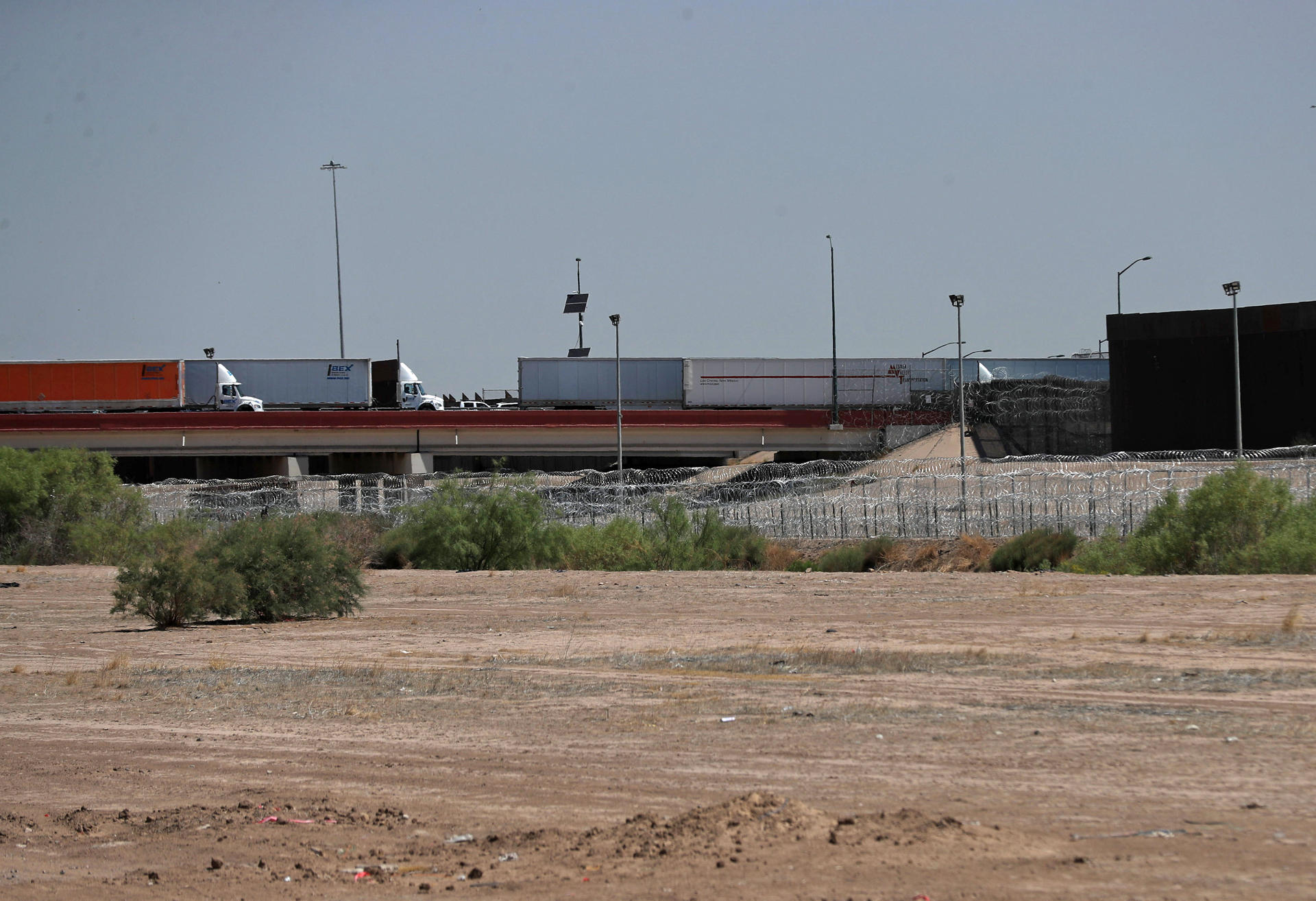 Fotografía donde se observan largas filas de traileres este martes en el Puente Internacional Zaragoza, en ciudad Juárez, en Chihuahua (México). EFE/Luis Torres
