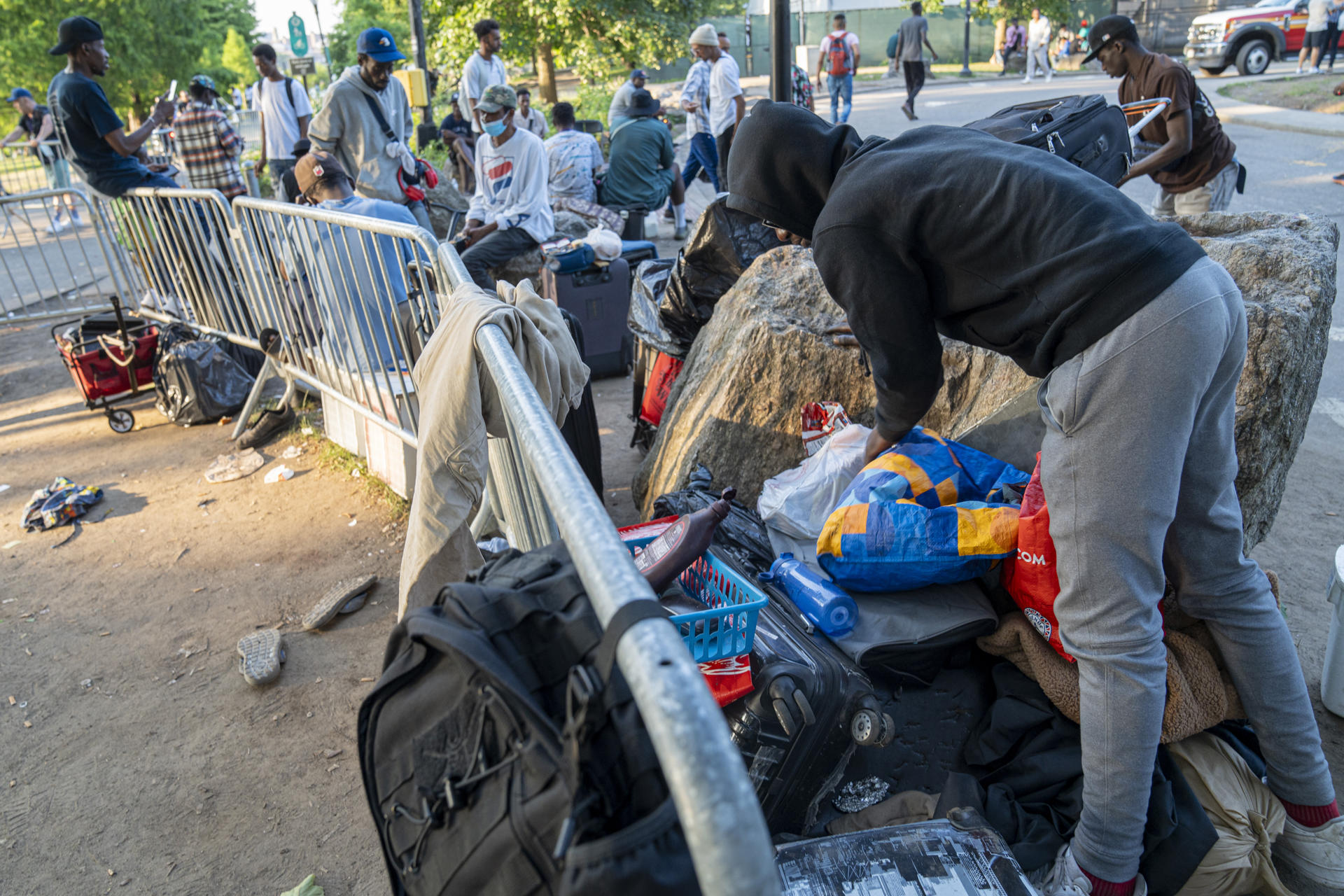 Fotografía que muestra inmigrantes afuera del refugio de Randall Island el 17 junio de 2024 en Manhattan Nueva York (EE.UU.). EFE/Angel Colmenares
