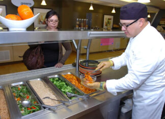 El alto costo de vida en Miami obliga a muchos a tener varios trabajos para subsistir