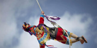 Danzadores mayas de Guatemala se lanzan al vacío en honor a Santiago Apóstol