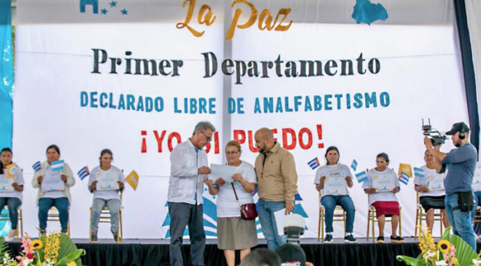 Gobierno declara La Paz primer departamento libre de analfabetismo en Honduras