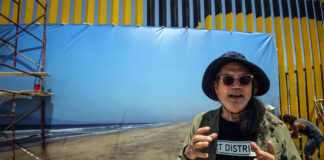 Artista de EEUU coloca una foto monumental en el muro con México para “borrar” la frontera