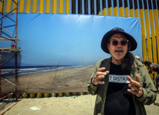 Artista de EEUU coloca una foto monumental en el muro con México para “borrar” la frontera