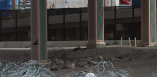 Autoridades de Texas quitan alambrada de navajas en la frontera con México