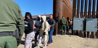 Los arrestos en la frontera sur de Estados Unidos bajan a niveles de enero de 2021