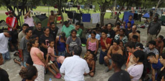 ONG llevan alimentos a caravana migrante que avanza en condiciones precarias por México