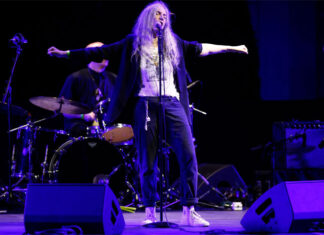 El rock reivindicativo de Patti Smith transporta Barcelona al centro de los Estados Unidos
