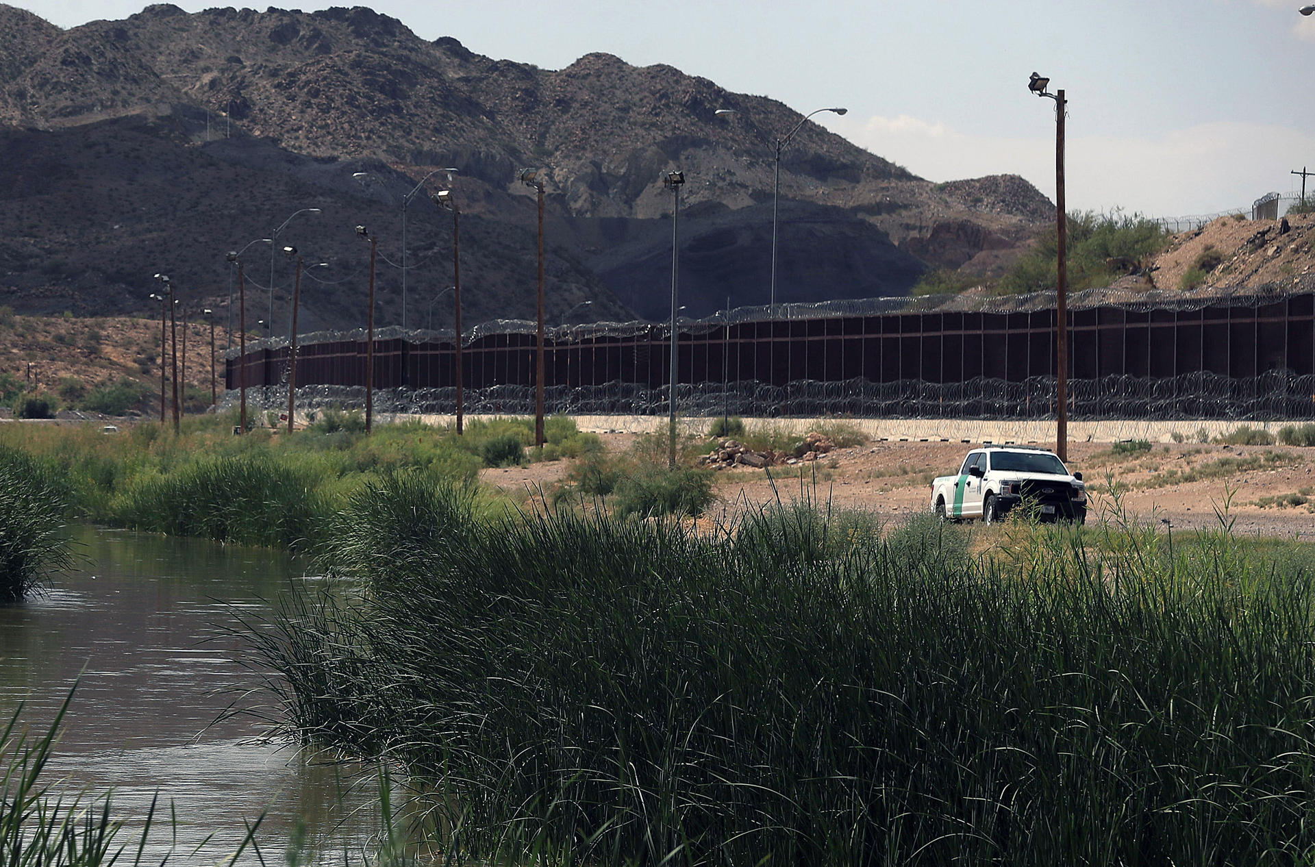 Integrantes de la patrulla fronteriza de Estados Unidos, realizan operativos de patrullaje en la frontera con México este miércoles, en Ciudad Juárez (México). EFE/Luis Torres
