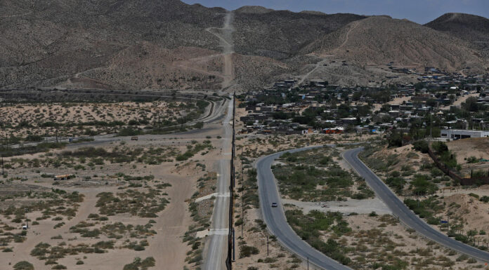 Manifestantes cierran Puente fronterizo México-EE.UU. en protesta contra reforma judicial