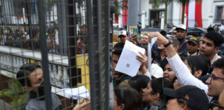 Venezolanos en Lima acuden en masa a su consulado para recoger pasaportes
