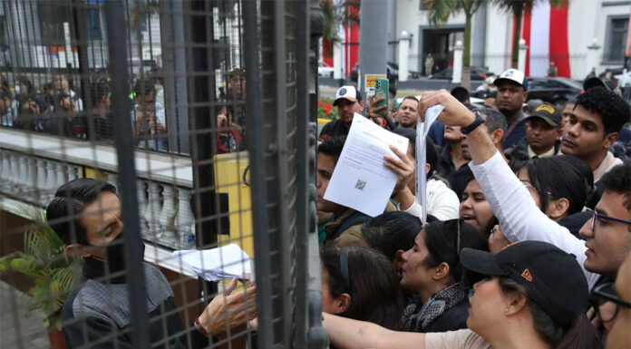 Venezolanos en Lima acuden en masa a su consulado para recoger pasaportes