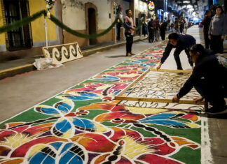 Una ruta de 7 kilómetros de tapetes de aserrín honra a la Virgen en el centro de México