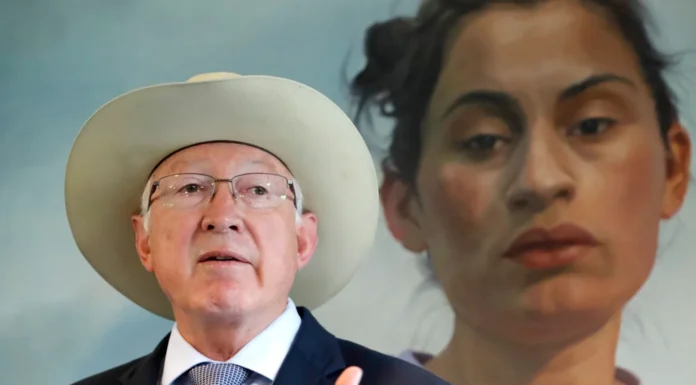 El embajador de EE.UU. en México ofrece dialogar sobre la polémica reforma judicial