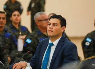 Gobierno presenta la Ley tributaria a junta de comandantes de las FFAA