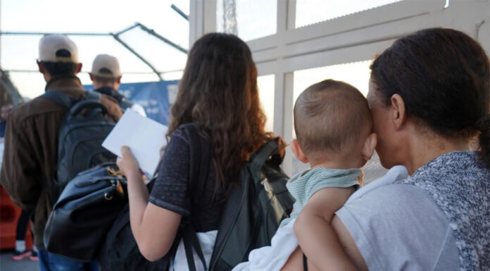 Migrantes perciben un paso más ordenado en la frontera México-EEUU por medidas de la CBP