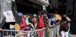 Nueva York cerrará albergue para inmigrantes establecido en el famoso hotel Roosevelt