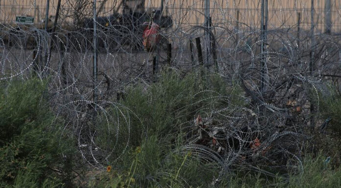 Texas amplía su controversial alambrada antimigrantes en la frontera con México