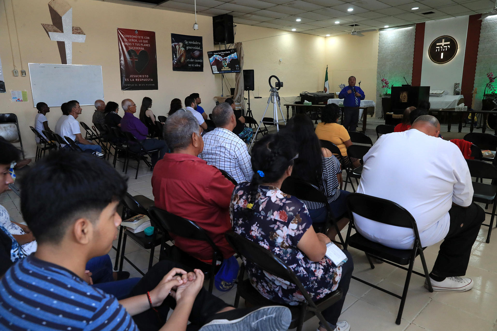 Fotografía del 18 de agosto de 2024 de migrantes escuchando a Juan Ramón Fierro en el albergue El Buen Samaritano en Ciudad Juárez (México). EFE/ Luis Torres
