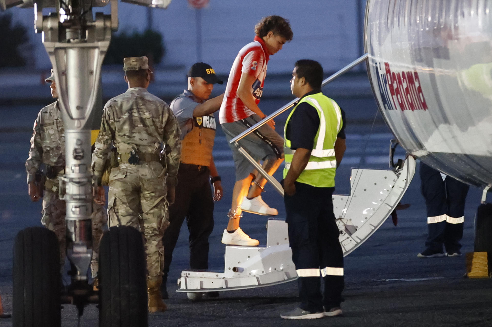 Un migrante sube a un avión para ser deportado a Colombia este martes, en el aeropuerto Marcos A. Gelabert en Ciudad de Panamá (Panamá). EFE/ Bienvenido Velasco
