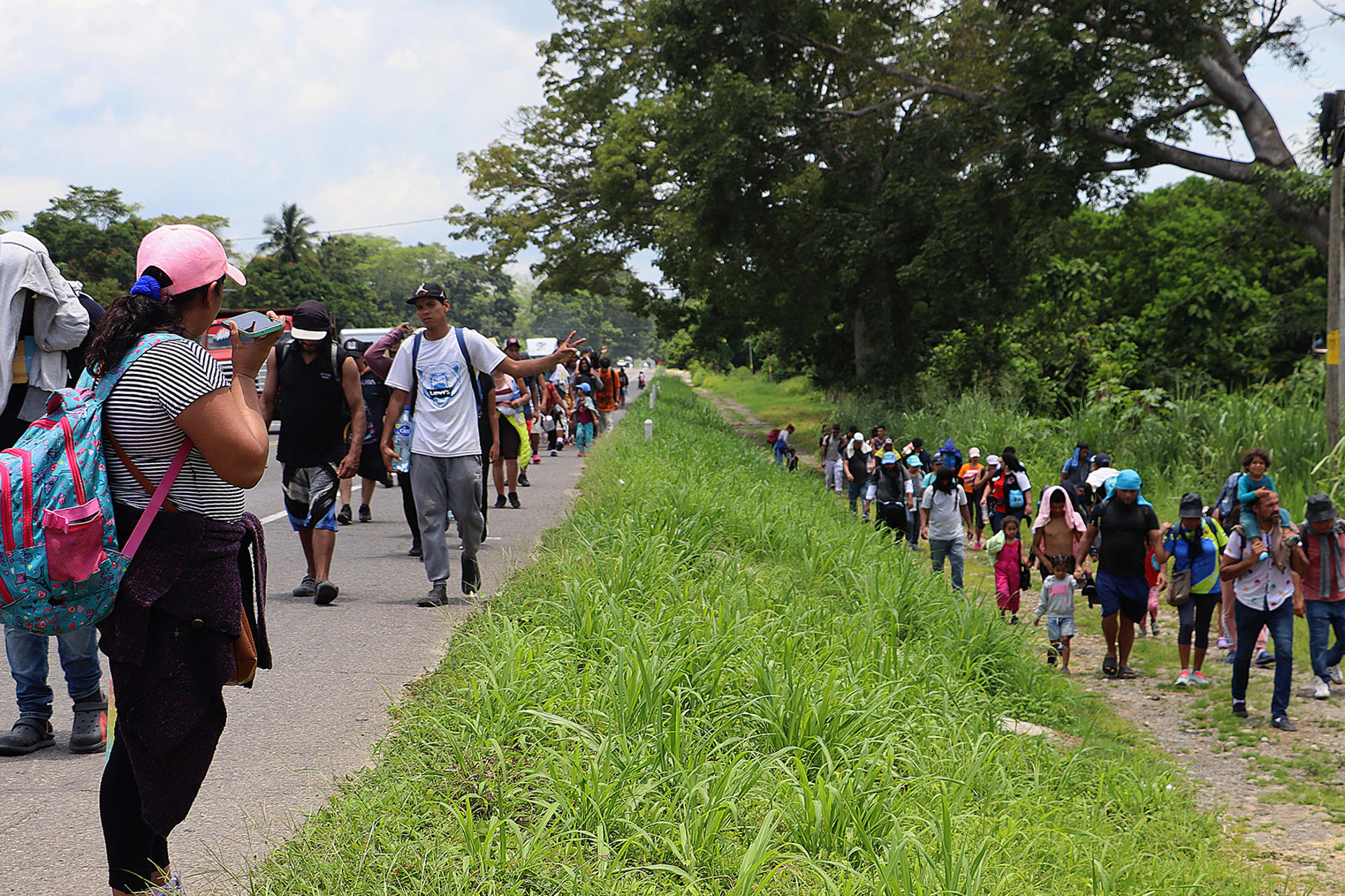 Migrantes transitan por una carretera este sábado en Chiapas (México). EFE/ Juan Manuel Blanco
