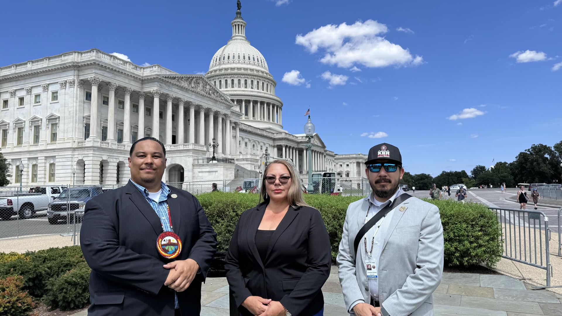 La gestora en la organización Conservación Nacional de la Tierra Nativoamericana, Cassaundra Pino posa frente al Congreso en Washington, este martes en Washington (Estados Unidos). EFE/ Octavio Guzmán
