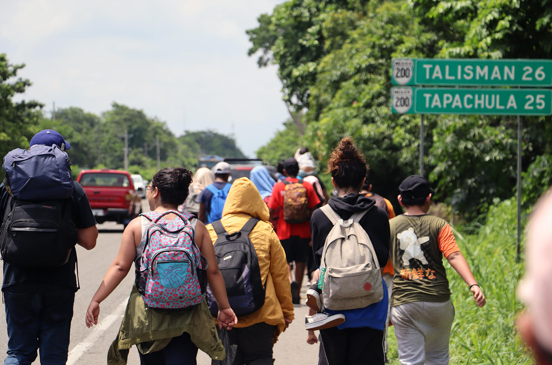 Migrantes caminan en caravana el 10 de agosto de 2024 en una carretera de Tapachula (México). EFE/ Juan Manuel Blanco
