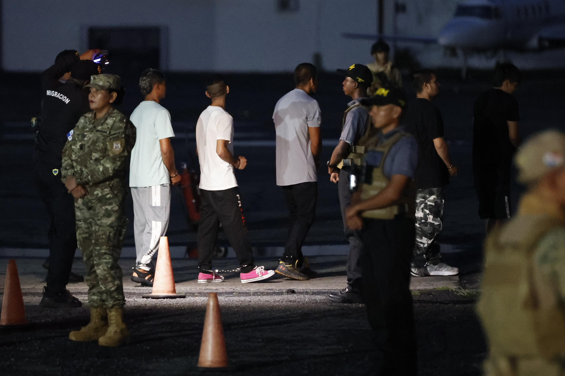 Migrantes caminan en fila antes de ser deportados a Colombia este martes, en el aeropuerto Marcos A. Gelabert en Ciudad de Panamá (Panamá). EFE/ Bienvenido Velasco
