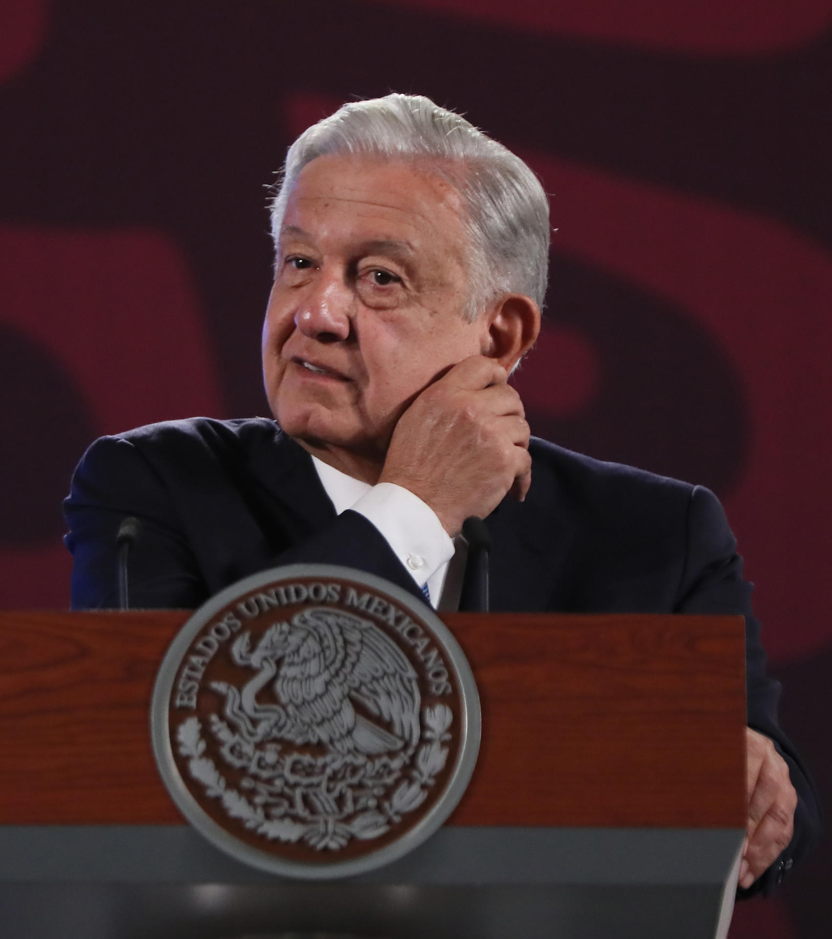 El presidente de México, Andrés Manuel López Obrador, habla durante su rueda de prensa matutina este martes, en Palacio Nacional en Ciudad de México (México). EFE/ Mario Guzmán
