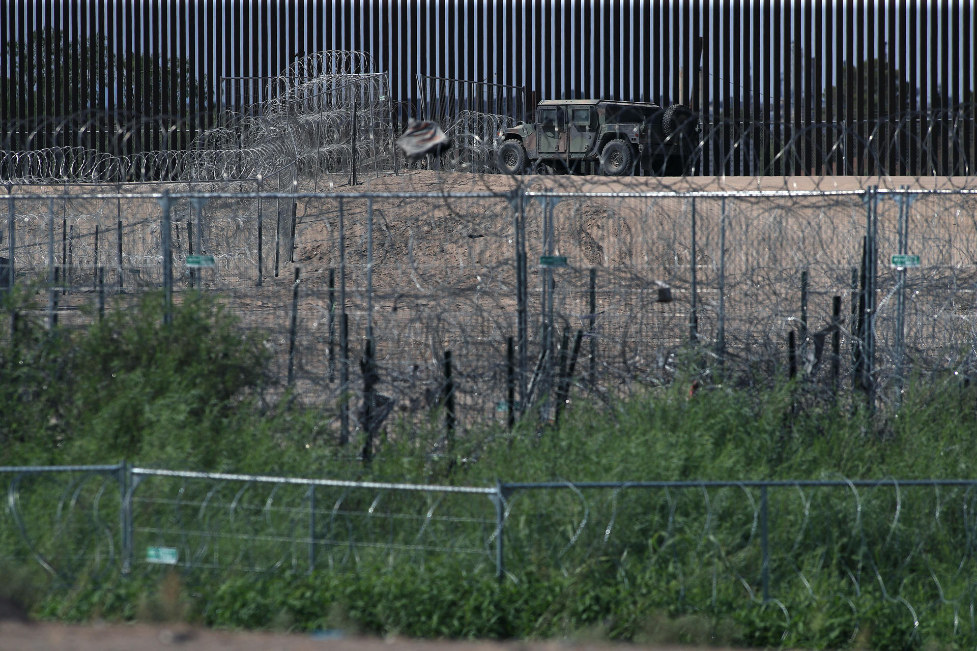 Fotografía del 6 de agosto de 2024 de barricadas de alambre de púas, en el muro fronterizo desde Ciudad Juárez, Chihuahua (México). EFE/Luis Torres
