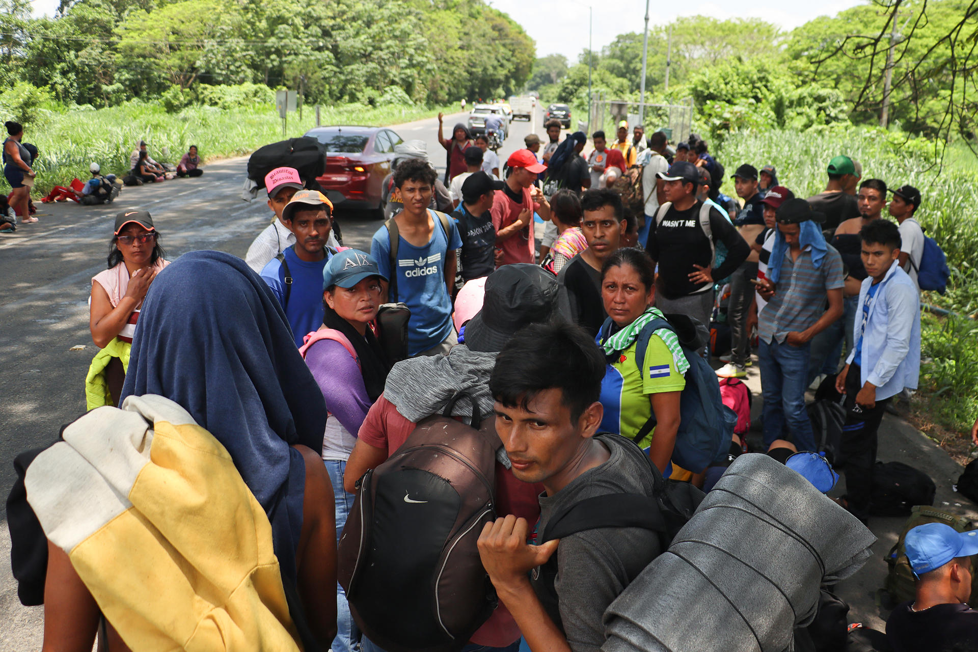 Migrantes descansan a un costado de una carretera este sábado en Chiapas (México). EFE/ Juan Manuel Blanco
