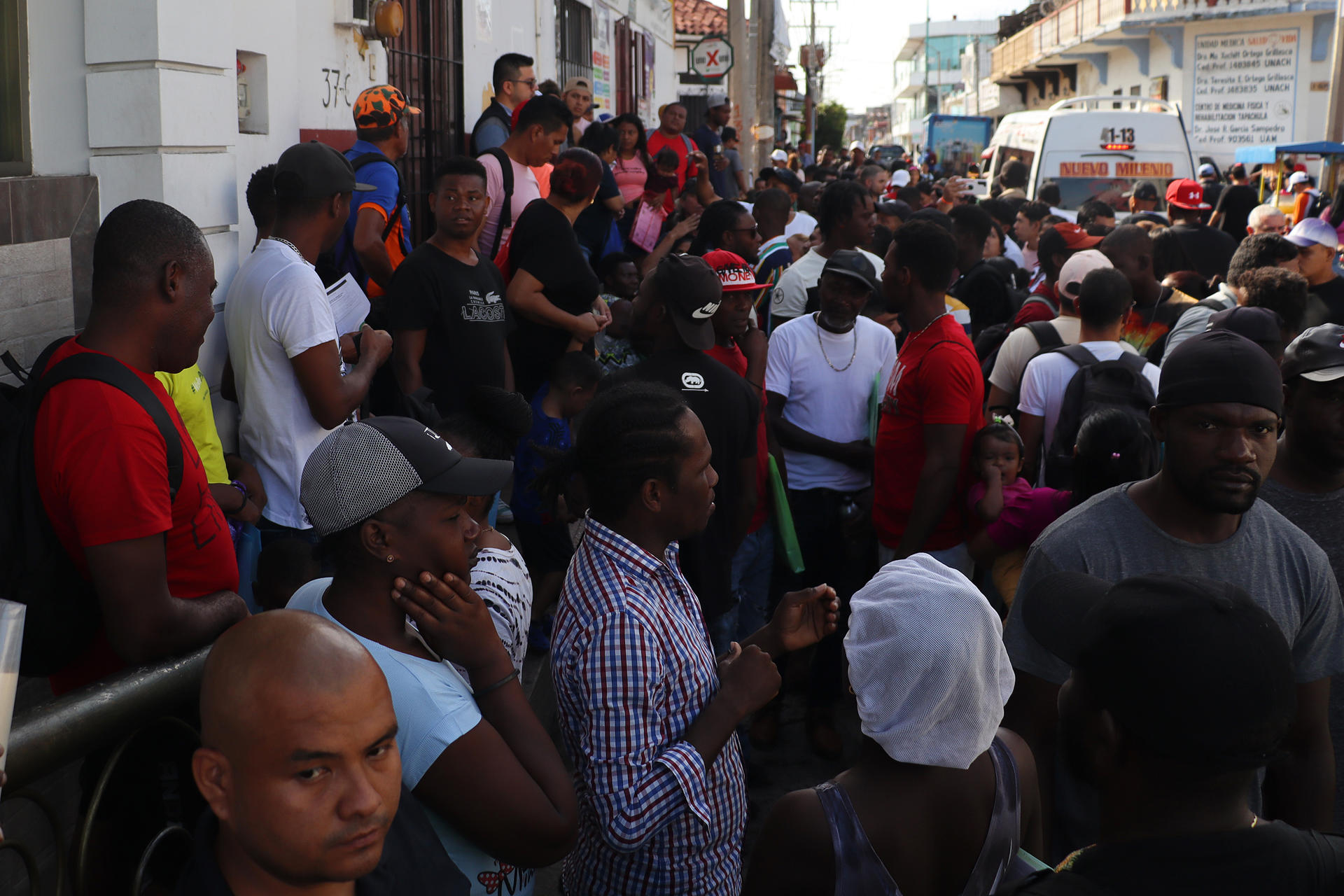 Migrantes hacen fila a la esperar de resolver su situación migratoria este miércoles, en la ciudad de Tapachula, en el estado de Chiapas (México). EFE/Juan Manuel Blanco
